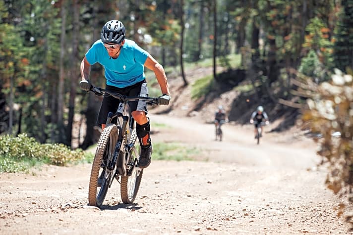   Wir hatten in der Nähe von Lake Tahoe bereits die Möglichkeit das neue Enduro zu testen – auch bergauf. Dank Plattform-Funktion wippt da nix im Heck. Im offenem Modus minimal. Das Einsatzgewicht mit Pedalen von 14,7 Kilo beim Topmodell geht zwar in Ordnung, ist für ein Über-Zehntausend-Euro-Bike aber nicht sensationell.