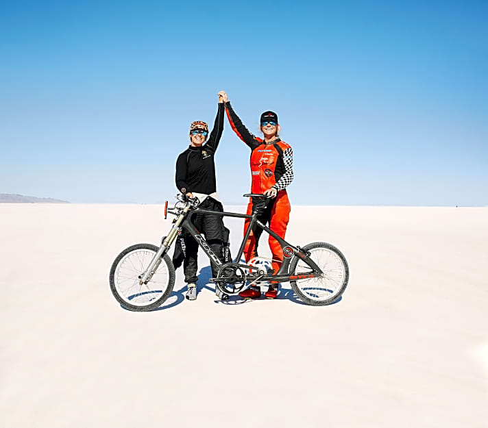   Denise Mueller-Korenek (rechts) stellte im September 2018 den aktuellen MTB-Speedrekord auf: 295,96 km/h – auf dem Fahrrad! Links im Bild Rennfahrerin Shea Holbrook, die Mueller-Korenek mit ihrem 1000-PS-Dragster die dafür nötige Schneise in den Wind schnitt.