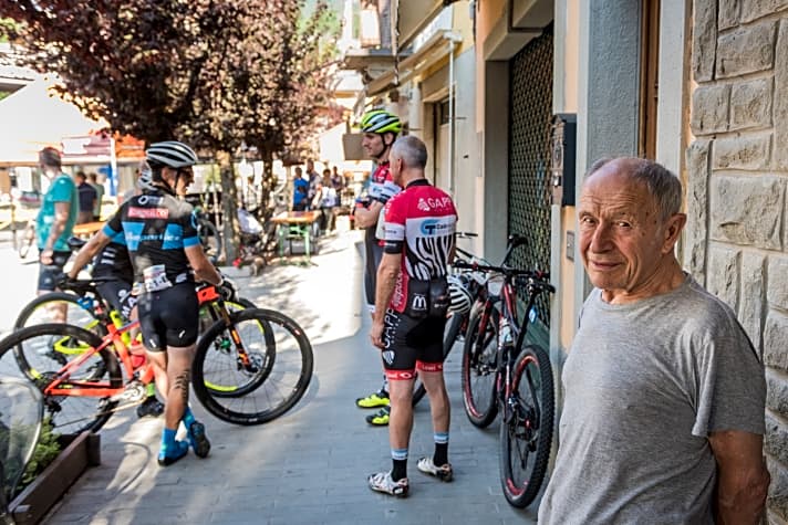   So viele Mountainbiker sorgen bei der ländlichen Bevölkerung der Emilia Romagna schon mal für Aufsehen.