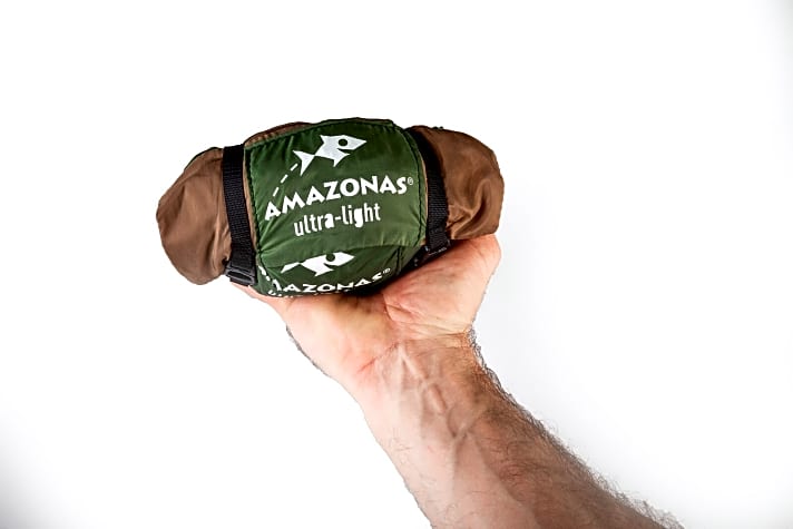   Die Amazonas Adventure Hammock ist nicht größer als eine Limo-Dose – eine echte Immer-dabei-Hängematte.