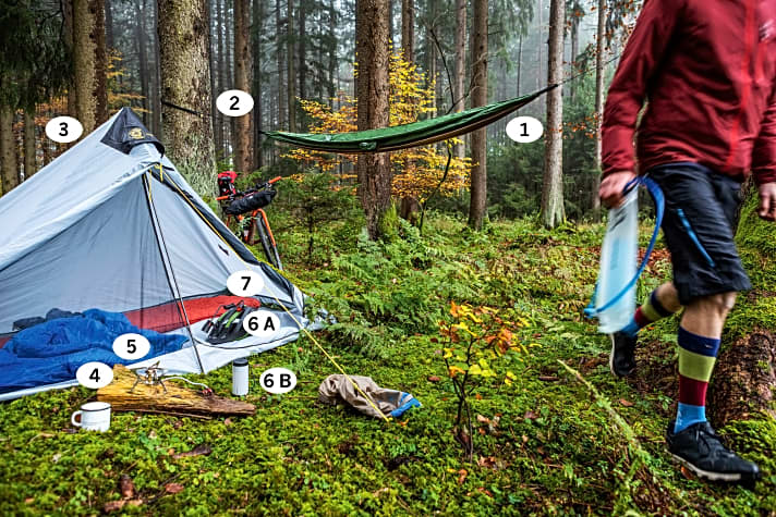   Ob Zelt oder Hängematte – beides bietet sich als leichtes Bikepacking-Bett an. Nur wer sich einfach auf den Boden legt, kann noch mehr Gepäck sparen. 