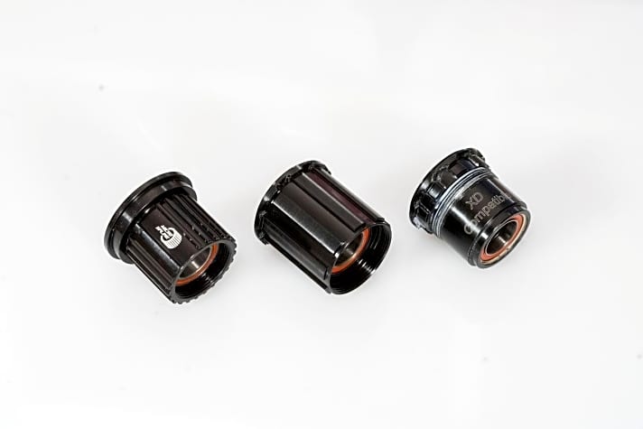  Bis 2012 gab es ausschließlich Shimanos HG-Freilauf (Mitte). Jetzt hat der Ur-Standard aber ausgedient. Die unterschiedlichen Zwölffach-Antriebe verlangen meist nach spezifischen Freiläufen. Links der Micro-Spline-Freilauf für die 12fach-Kassetten von Shimano, rechts der XD-Freilauf für 11fach- und 12fach-Kassetten von Sram.