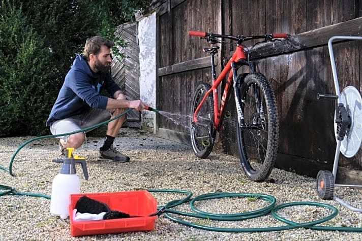   Um den gröbsten Schmutz vom Rad zu bekommen, reicht erst mal der Gartenschlauch. Anschließend kommt der Fahrradreiniger ins Spiel.