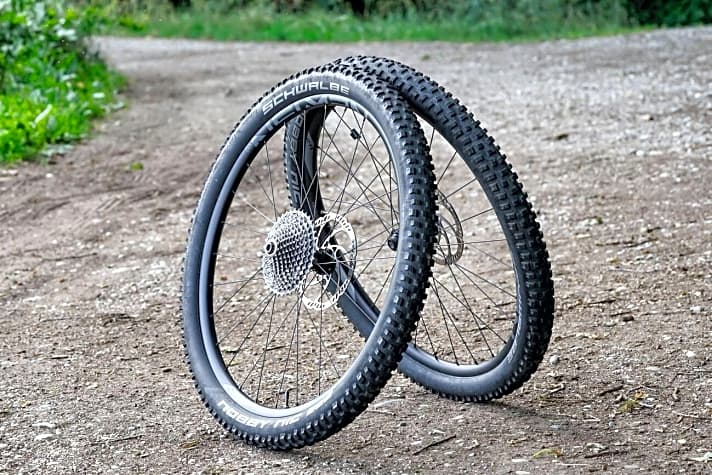   Rotwild R.X2 Trail Pro 27,5": 106 km Laufradwechsel – Der Original-Laufradsatz von DT Swiss war keinesfalls schlecht, drückte aber zu sehr auf die Waage. Zusammen mit anderen Reifen sparten die Newmen-Räder einige Pfunde.