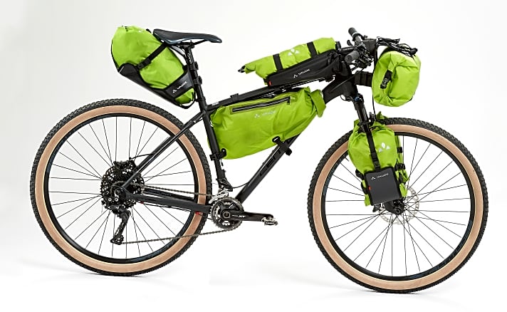   Die Bikepacking-Linie von Vaude umfasst zahlreiche wasserdichte Rahmentaschen und zusätzlich einen Rucksack, der ebenfalls aus einem Tragesystem mit separatem Packsack besteht. Zusammen angeblich 77 Liter Packvolumen!