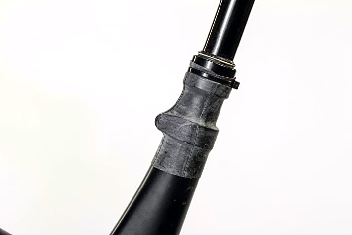   2. Sattelstützenkondom: Ein Stück alter Fahrradschlauch verhindert, dass aggressives Streusalz oder Schlamm vom Trail zwischen Sattelstütze und Sitzrohr einsickert.