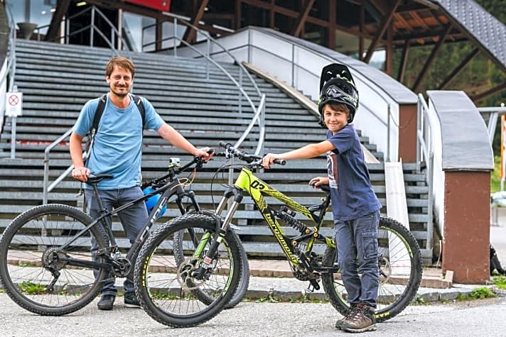  "Ich finde den Trail super", sagt Levi (12) nach der zweiten Abfahrt. Auch Vater Manuel ist begeistert von der Abwechslung im Familienurlaub, trotz geringer Mountainbike-Erfahrung.