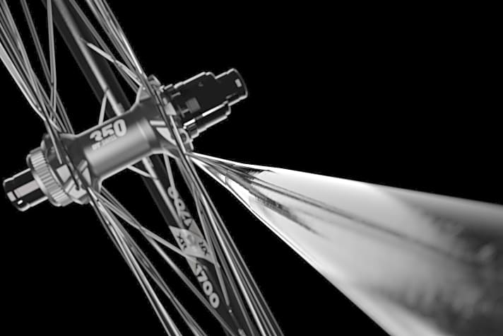   Tausendfach bewährt: Bei den 1700 Spline-Laufrädern setzt DT Swiss auf die Competition-Speichen.