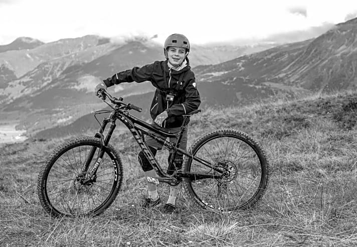   Dauertester Nils: Alter 14 Jahre | Größe 1,68 m | Gewicht 50 kg | Nils macht am häufigsten die Trails im Bergischen Land unsicher. Sein Lieblings-Trail ist aber der Flying Gangster im Bikepark Leogang.