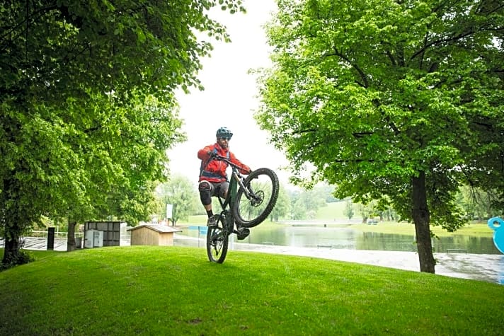   Der Plan: Anhand des Online-Kurses des kanadischen Bike-Trainers Ryan Leech den Wheelie im Rahmen einer kompakten 30-Tage-Challenge erlernen. 