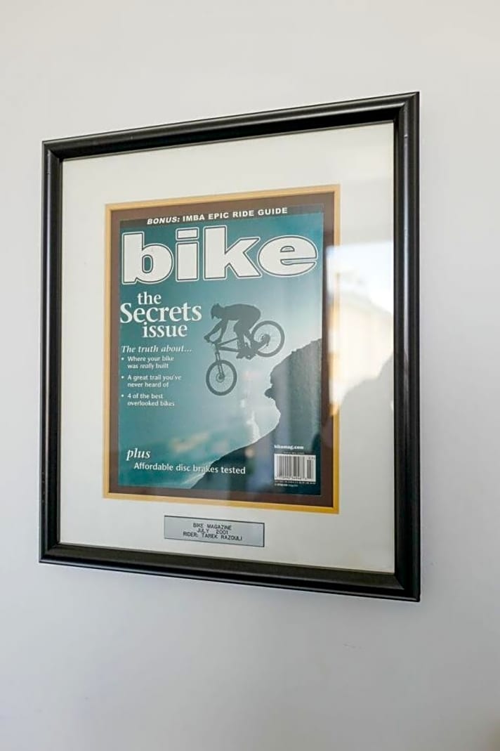   Coverboy Tarek: Der Titel der amerikanischen Bike von Juli 2001 ziert die Wand in Tareks Büro.