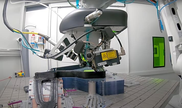   Ein mit einem Laser bestückter Roboter klebt haarfeine Carbon-Fasern in einem vollautomatisierten Prozess übereinander. Diese Fertigungsmethode hat Arevo für den Flugzeugbau entwickelt und will so die Superstrata-Bikes drucken.