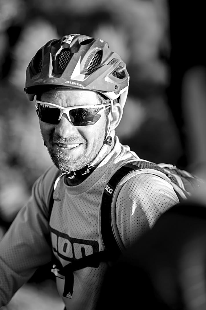    Berny Stoll, 37 Jahre, Zimmermann & Bike Guide: Im Winter guidet Berny auf La Palma, im Sommer in den Alpen. Privat freut er sich über "Spitzkehrengemetzel" und "Tapa-Hopping" – und darüber, dass er mit dem E-MTB in der bayerischen Heimat rund um den Tegernsee schnelle Trail-Runden fahren kann. 