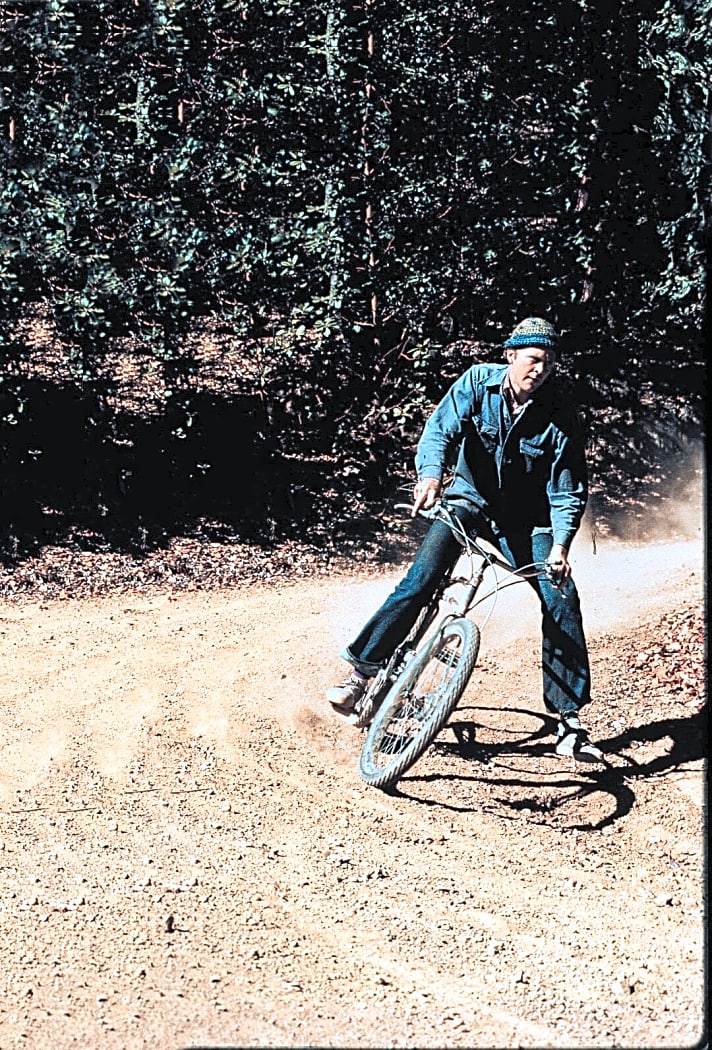   Ein Archiv-Bild aus den 70er-Jahren. Gary Fisher höchstselbst, einer der Erfinder des Mountainbikes, auf einem "Klunker". Damals fuhr man noch ohne Helm. Heute ein absolutes No-Go!