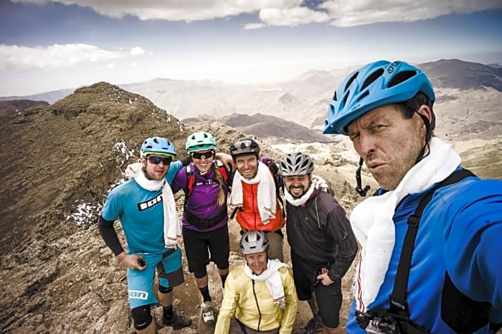   Eine Gruppe Biker um Abenteurer und Starfotograf Dan Milner in Äthiopien. Natürlich alle mit Helm!