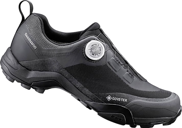   Der Shimano MT7GTX ist ein halbhoher Herbst-Schuh, der mit einer Gore-Tex-Membran auch einen grundlegenden Wetterschutz bietet. 