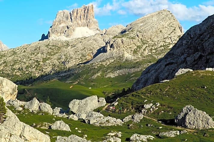   Es gibt unzählige Trails rund um Cortina d’Ampezzo. Das Befahren der Pfade ist offiziell nicht wirklich erlaubt, aber geduldet – wenn Biker Rücksicht auf die Wanderer nehmen. Oben: der Trail vom Passo Valparola zum Falzarego.