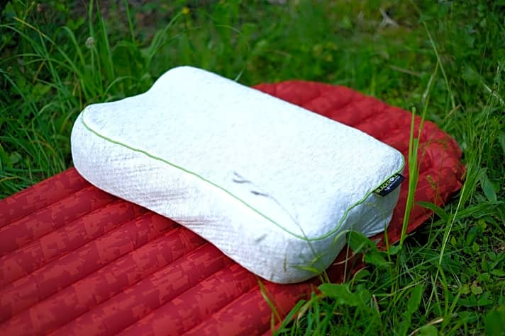   Das Blackroll Recovery Pillow hat zwei unterschiedliche Seiten – eine für Seitenschläfer und eine für Rückenschläfer.