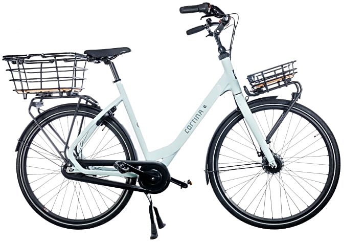    AWARD WINNER - Cortina Common  Hersteller: Kruitbosch Zwolle - Jury Statement: Das Common ist ein sehr schönes Shopping-Rad zum günstigen Preis. Uns gefällt besonders das reduzierte Design mit den innenverlegten Kabeln. Eine gute Idee ist auch, dass sich der Lenker beim Beladen fixieren lässt, damit das Fahrrad nicht aus dem Gleichgewicht gerät.