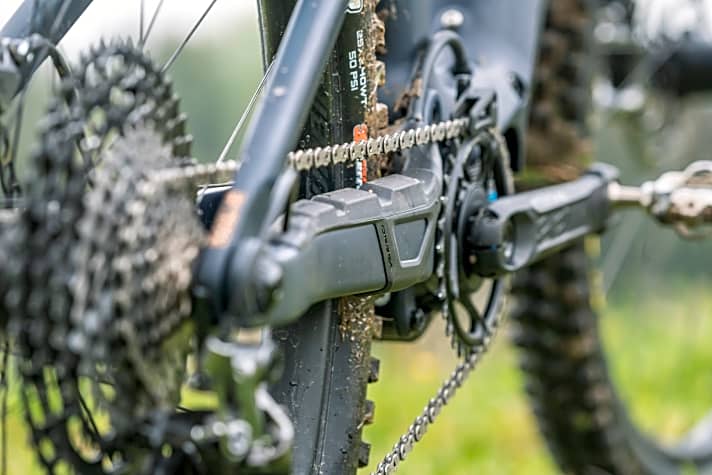   Ein solide dämpfender und flächig ausgeführter Kettenstrebenschutz gehört bei hochwertigen Bikes zum Pflichtprogramm. Check.