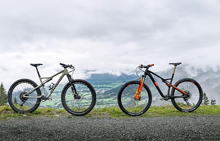   Marathon-Bikes mit Trail-Tuning: Links die Evo-Version des Specialized Epic und rechts die TM-Variante des Cube AMS 100.