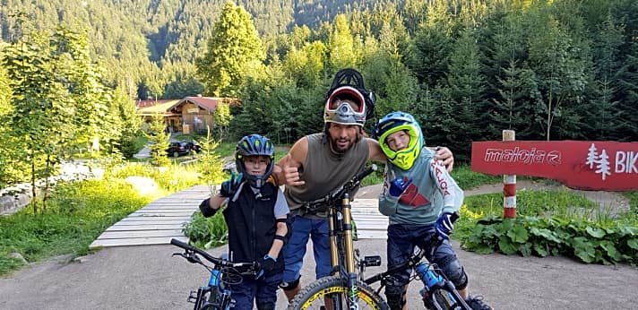   Freeride-Papa Andi Prielmaier mit Söhnen Moritz (9, links) und Simon (11, rechts): „Da will ich schon aufpassen“.