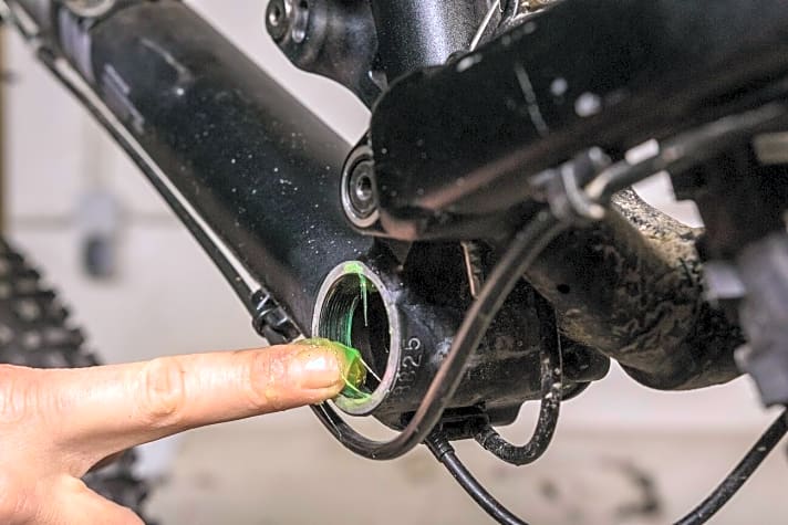   Wir klären auf, worin die Unterschiede zwischen Kriechöl, Lagerfett und Montagepaste liegen und zeigen, wo die einzelnen Schmierstoffe am Bike hingehören.