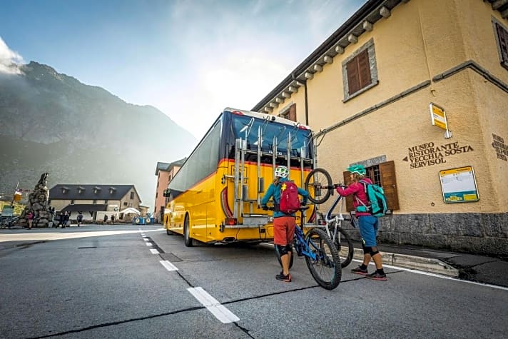   Irgendwann brauchen wir die Hilfe des Busfahrers nicht mehr. In dieser Region nutzen viele Enduro-Biker das Postauto als Lift.
