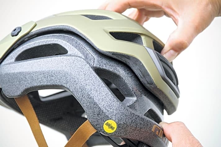   Giro Manifest Spherical: Die beiden Helmschalen können gegeneinander rotieren. Aufprallkräfte sollen dadurch besser abgeleitet und das Risiko für Kopfverletzungen verringert werden.