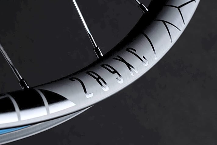   Mit verschieden breiten Felgen-Innenweiten vorne und hinten sowie 21 Millimeter Felgenhöhe sollen die Reynolds-Laufradsätze der 309/289-XC-Serie mit einer guten Balance aus Fahrkomfort und Steifigkeit begeistern. 