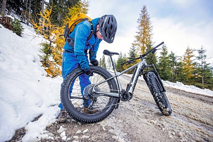   Fett Schnee: Mountainbiken als spaßiger Wintersport – E-Fatbikes machen’s möglich. Wir sind ins Skigebiet ausgerückt