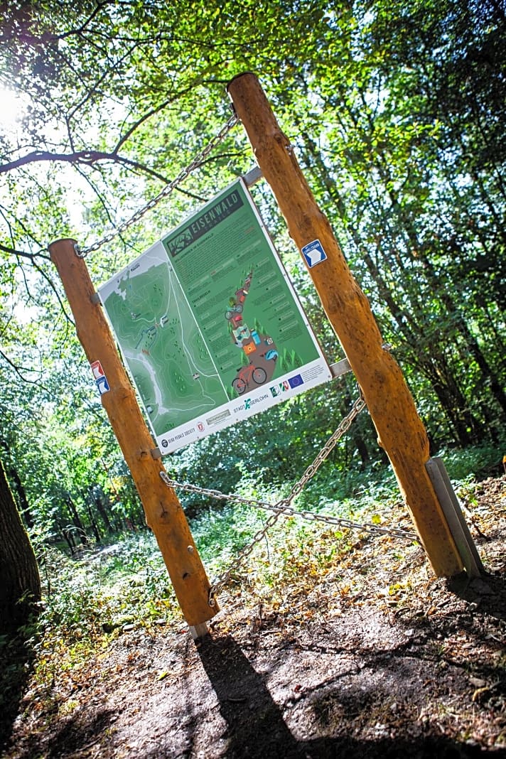  Die Tafel am Trail-Einstieg der Eisenwald-Trails: Ein Ergebnis der Zusammenarbeit der lokalen MTB-Abteilung mit der Stadt Iserlohn und lokalen Unternehmen.