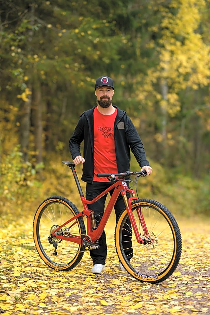   Der Schwede Gustav Gullholm mit seinem neuesten Tuning-Projekt. In einem BIKE-Interview sagte er zu seiner Passion: „Meine Projekte sind keine Showbikes, sondern echte Mountainbikes. Sie sollen Schönheit und Leichtigkeit mit Fahrspaß und Haltbarkeit vereinen.“