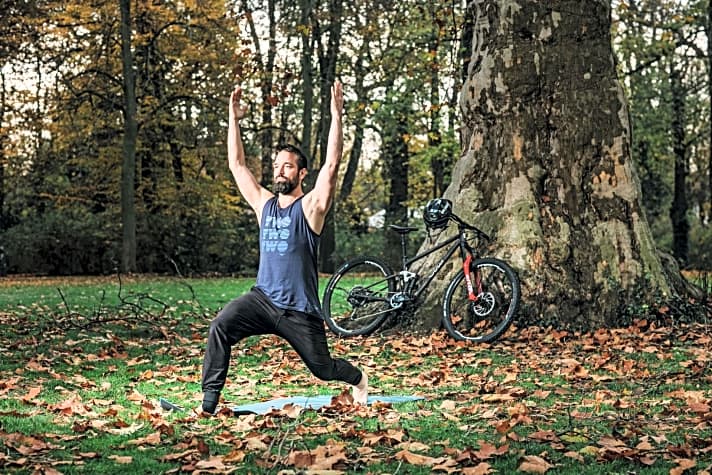   Im Gleichgewicht: Ex-Freerider Timo Pritzel zeigt, wie sich Biker im Winter entspannt fithalten können. Ab Seite 66 – in BIKE 1/2021