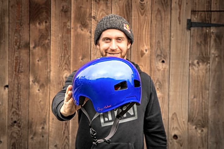   Endura vereint den coolen Pisspot-Look mit der Passform eines MTB-Helms. Die "Danny MacAskill Signature Edition" gibt es nur in blau.