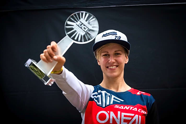   Nina Hoffmann (23) begann erst 2015 mit dem Mountainbiken. Seit 2016 ist die ehemalige Leichtathletin und Speerwerferin in der Lizenzklasse bei Downhill-Rennen am Start und bestritt 2018 ihre ersten Worldcups. Im gleichen Jahr fuhr die Psychologie-Studentin ihren ersten Deutschen Meistertitel ein. 2019 beendete die Thüringerin den Gesamt-Weltcup auf dem 4. Platz. Nach dem erneuten Gewinn der Deutschen Meisterschaft im Downhill feierte Nina Hoffmann 2020 den ersten Weltcup-Sieg und ist nach nur fünf Jahren im Gesamt-Weltcup auf Platz 3 angekommen.