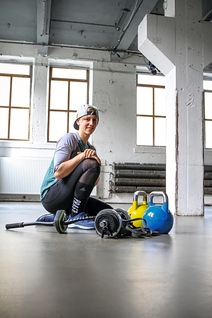 Topfit: Mit körperlicher und mentaler Stärke hat sich Nina Hoffmann in nur wenigen Jahren an die Weltspitze im Downhill gekämpft. <a href="https://www.bike-magazin.de/training/fitness/fit-wie-nina-teil-1-bis-3-jetzt-online/" target="_blank" rel="noopener noreferrer">Hier ihre Trainingstipps zum Mitmachen >></a>