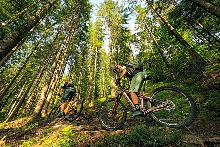   Rauf auf Schotter oder Asphalt, runter auf Trails: Die Steile-Hänge-Tour führt über teils etwas ruppige, anspruchsvolle Pfade. Unterwegs lassen sich die Energiespeicher von Bike und Biker gepflegt wieder auffüllen.
