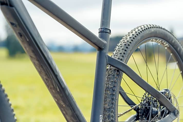  Aluminium ist das Preis-Leistungs-Pendant zur Kohlefaser und immer noch der beliebteste Werkstoff für Mountainbikes. Aluminium-Rahmen findet man in guten Einsteiger-Hardtails genauso wie in soliden Top-Modellen von Enduro-Bikes. Vor allem an Bikes unter 2000 Euro ist Aluminium die Regel.
