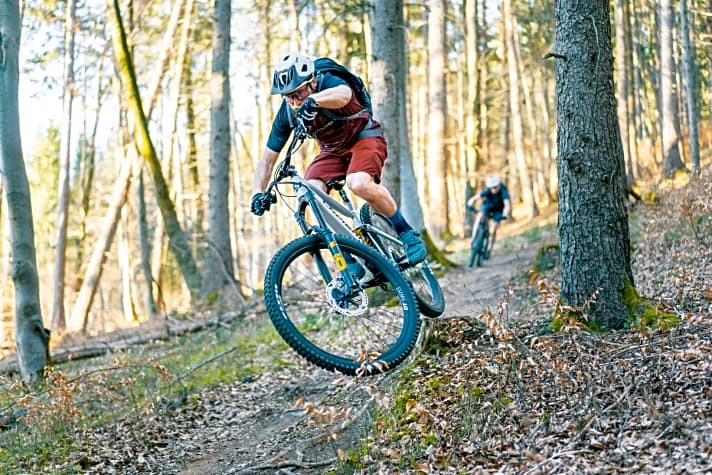  In Abfahrten und auf technischen Trails spielen Fully-Mountainbikes ihre Vorteile gegenüber Hardtails aus.
