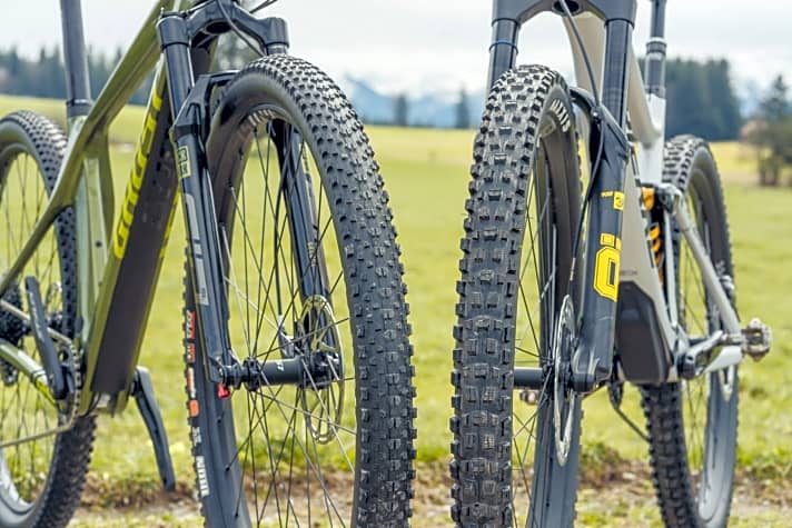   Die Vielfalt an verschiedenen Profilen, Gummimischungen und Karkassen bei MTB-Reifen ist riesig. Links ein leichter, schneller Reifen für sportliche Bikes, rechts ein breiter, grobstolliger Reifen für den Enduro-Einsatz.