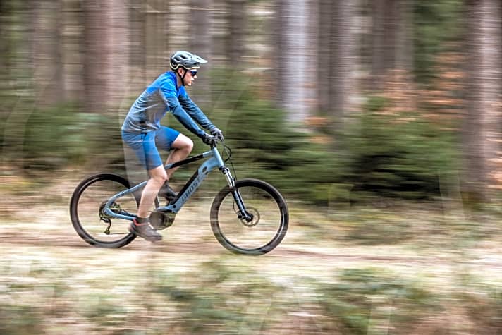   Leichte Waldpfade und Schotterpisten kann man mit E-MTB Hardtails fahren. Wenn es gröber wird, liegen vollgefederte E-Bikes klar im Vorteil.