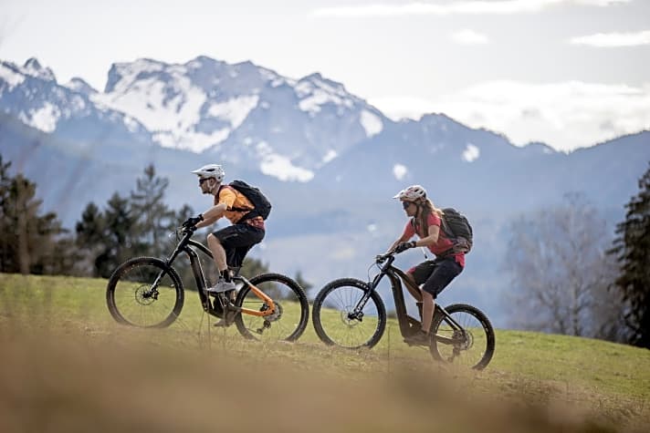   Mit ihrer komfortablen Sitzposition eignen sich Bikes dieser E-MTB Kategorie bereits für ausgedehnte, alpine Touren.