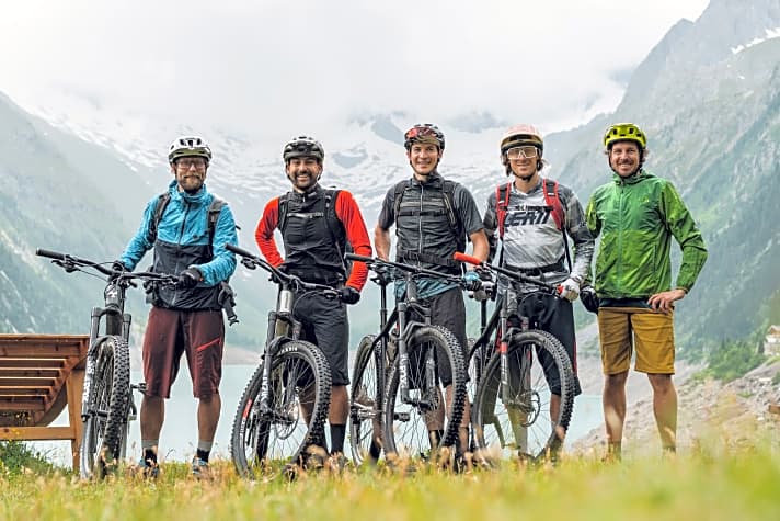   Wir wollten wissen: Welches ist das beste Touren-Bike? Unser Team hat es auf einer knallharten Tour in den Bergen herausgefunden. Seite 26
