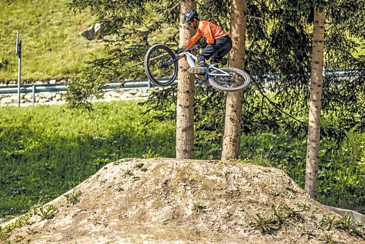   Airtime Fahrtechnik springen: Stylemaster Paul Aston zeigt, wie man mit dem E-Mountainbike sicher und stilsicher abhebt