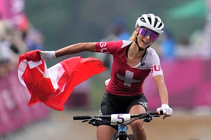   Mit der Schweizer Fahne in der Hand über die Ziellinie: Jolanda Neff blieb sich auch bei den Olympischen Spielen ihrem Dresscode treu. Kurze Handschuhe und eine große, verspiegelte Brille.