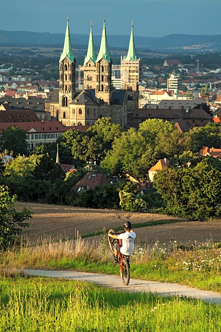   Per Wheelie zur Beichte oder zum Feierabendbier: In Bamberg ist beides möglich. Dom und Brauereien liegen in direkter Nachbarschaft.