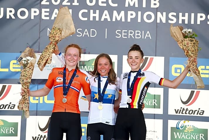   Ronja Eibl (rechts) holte U23-Bronze hinter ihrer Alpecin Fenix-Teamkollegin Puck Pieterse (links) und Siegerin Mona Mitterwallner aus Österreich.