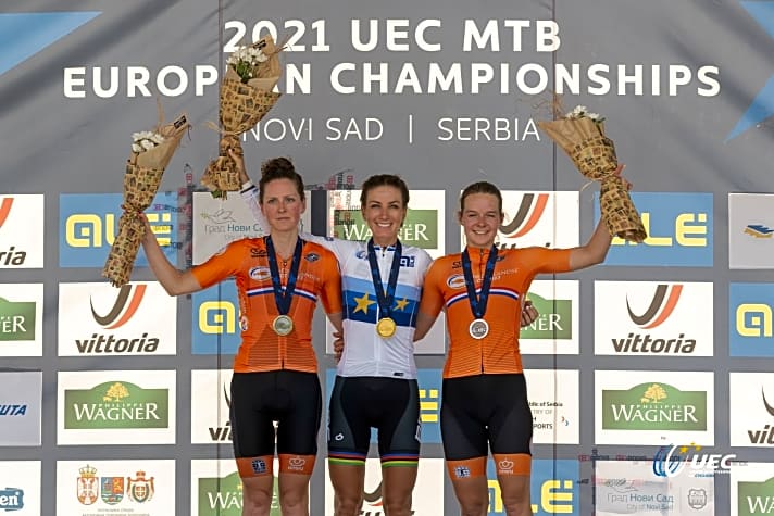   Das Podium der Frauen bei der EM 2021 in Novi Sad: Europameisterin Ferrand-Prévot (Mitte) und die beiden Niederländerinnen Anne Terpstra (links), die Silber holte, und Anne Tauber.