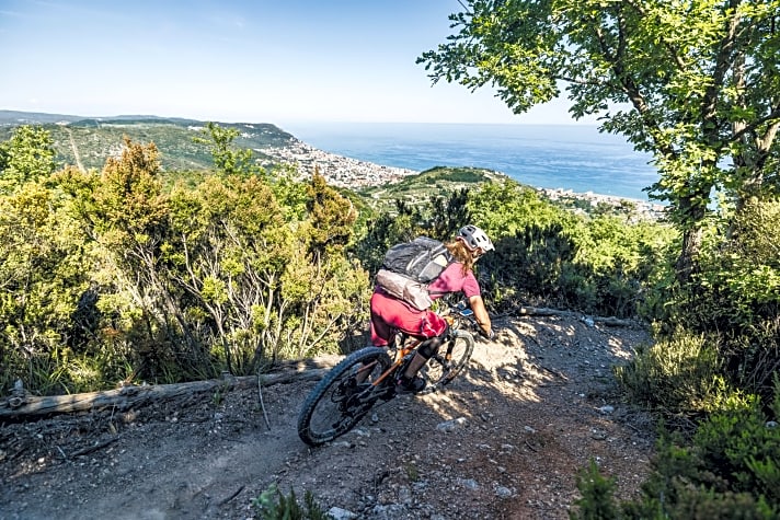   Finale Ligure Uphill-Flow statt Shuttle-Stress: Das Trail-Paradies an der Riviera hat sein Streckennetz für E-Mountainbiker aufgerüstet.